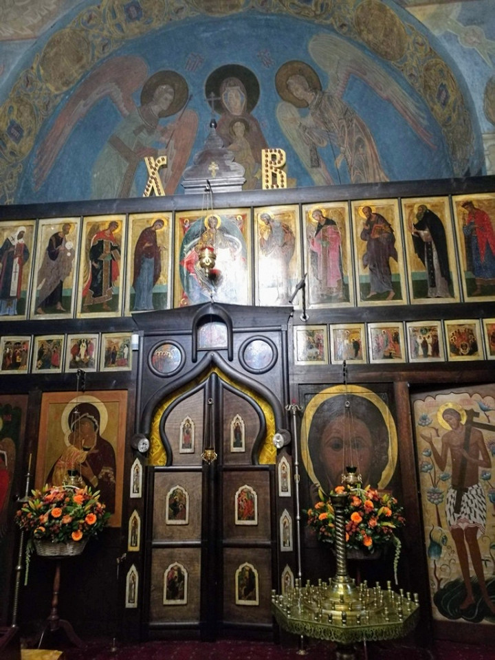 Вход в алтарь часовни Ольшанского кладбища в Праге