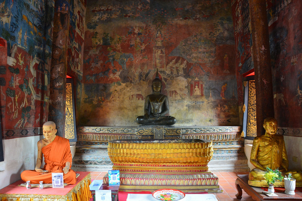 Статуя Будды в храме Wat Thung Si Mueang, Таиланд