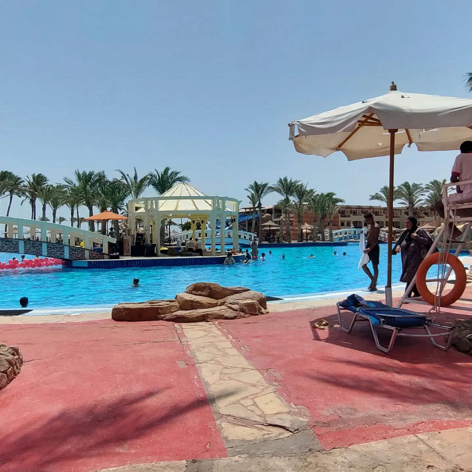 Персонал ленивый, но за доллар будут обожать и уважать2