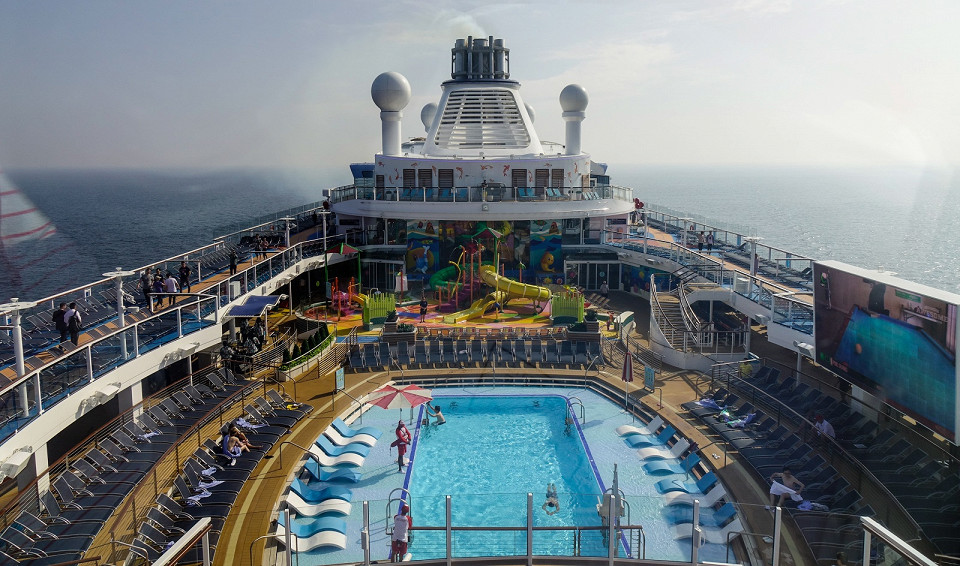 Вид с воздуха на Spectrum of the Seas от Royal Caribbean, развлечения