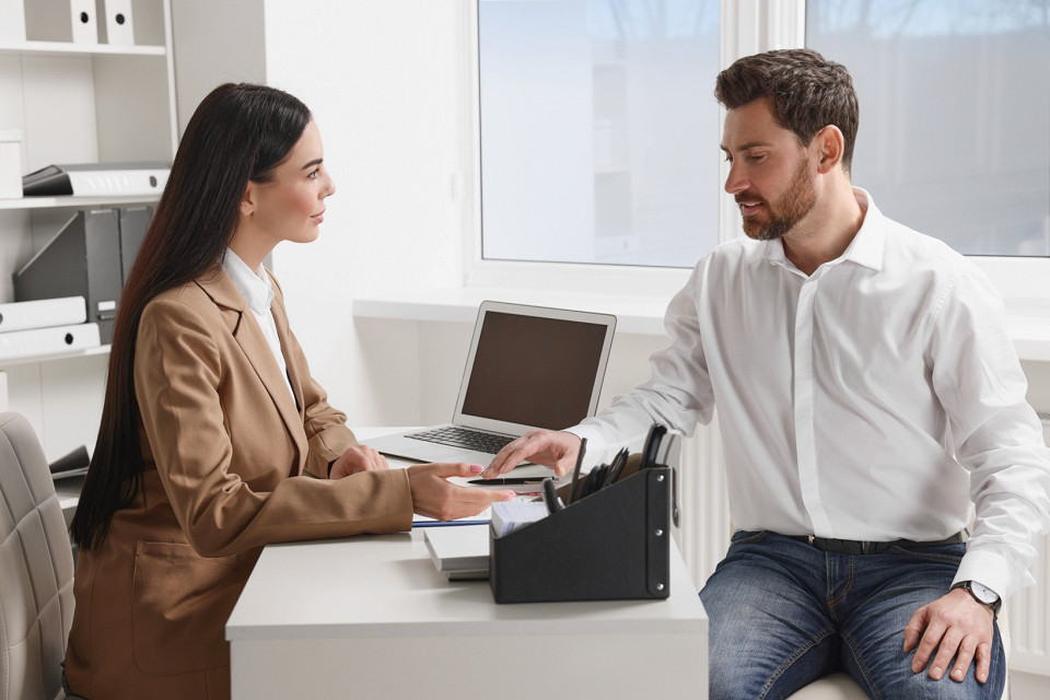 HR-менеджер проводит собеседование с соискателем