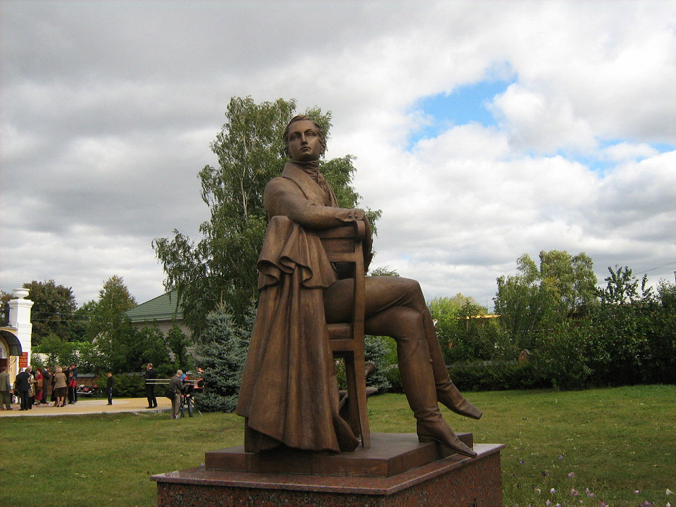 Усадьба Веневитинова, памятник Веневитинову