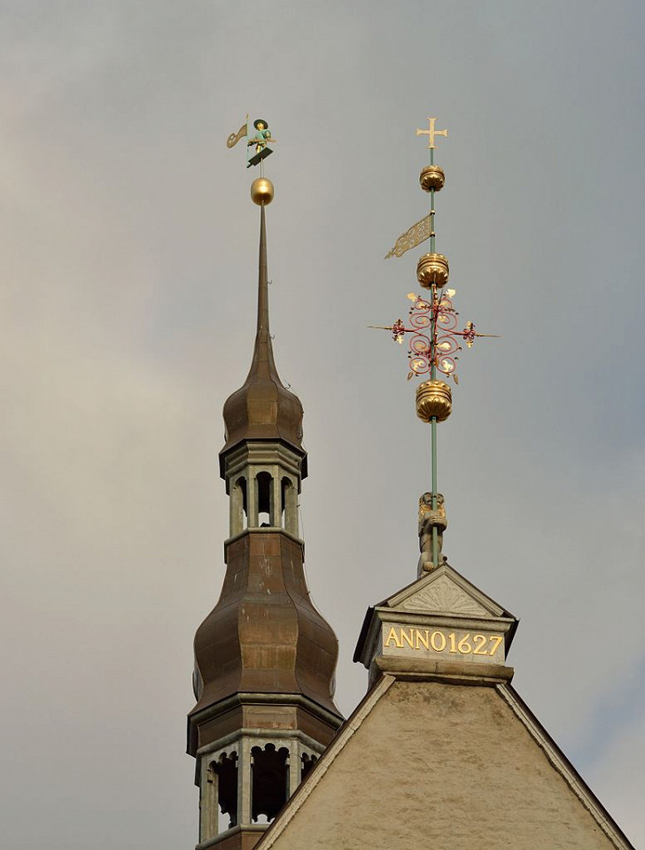 Таллинская ратуша, крыши и флюгеры