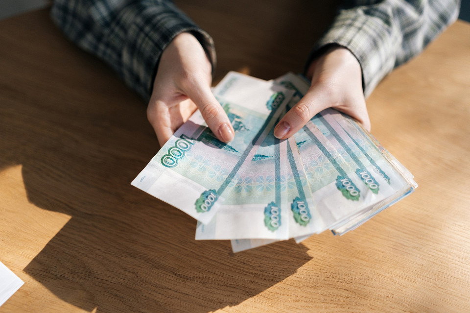 Российские рубли в руках