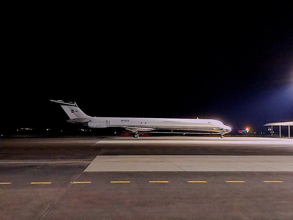 Самолет MD-82