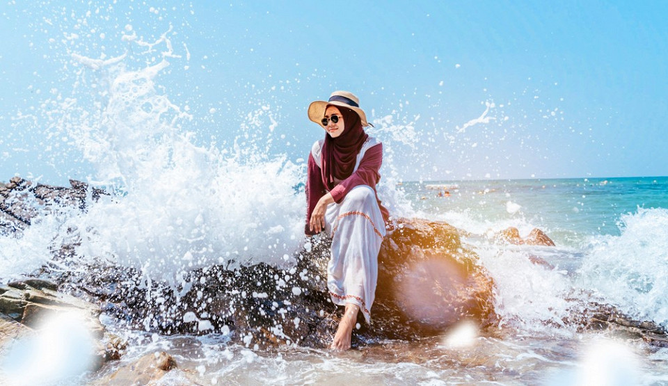 Девушка в хиджабе у моря