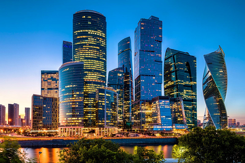 Вечерний вид на бизнес-комплекс Москва-Сити