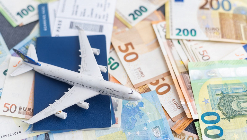 Самолет, паспорт, деньги