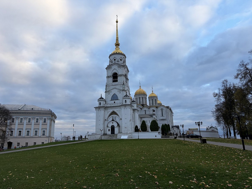 Успенский собор во Владимире, осень
