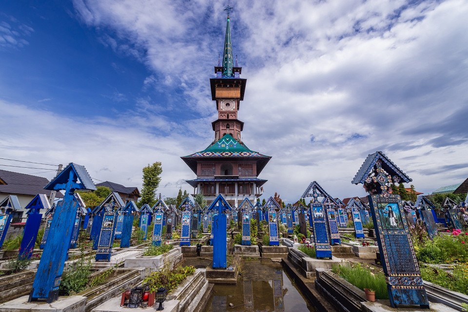 Веселое кладбище в селе Сэпынца Румыния