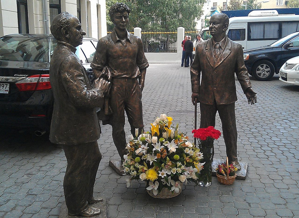 Памятник драматургам Вампилову, Розову и Володину во дворе театра Олега Табакова на улице Чаплыгина