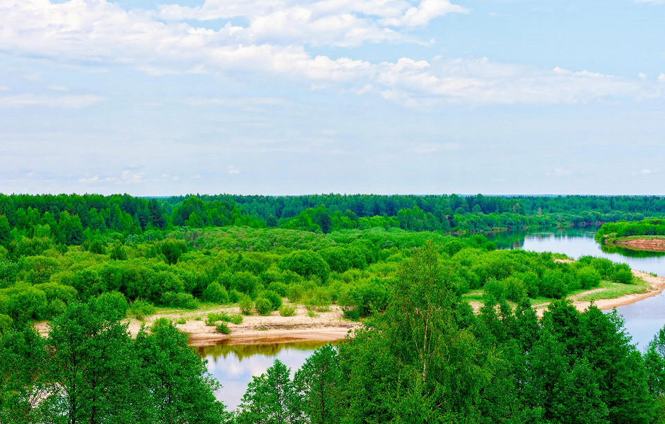 Песчаный берег реки в Плёсе