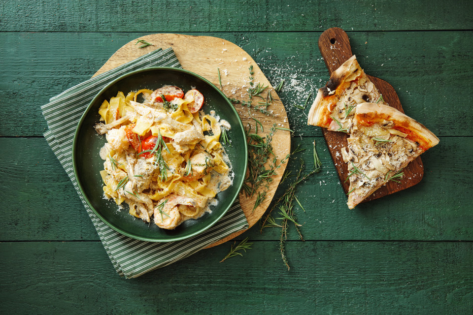 Паста с морепродуктами и кусочки пиццы