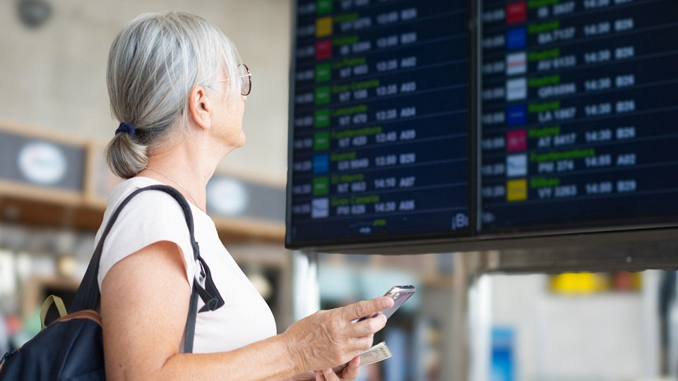 Пожилая женщина в аэропорту