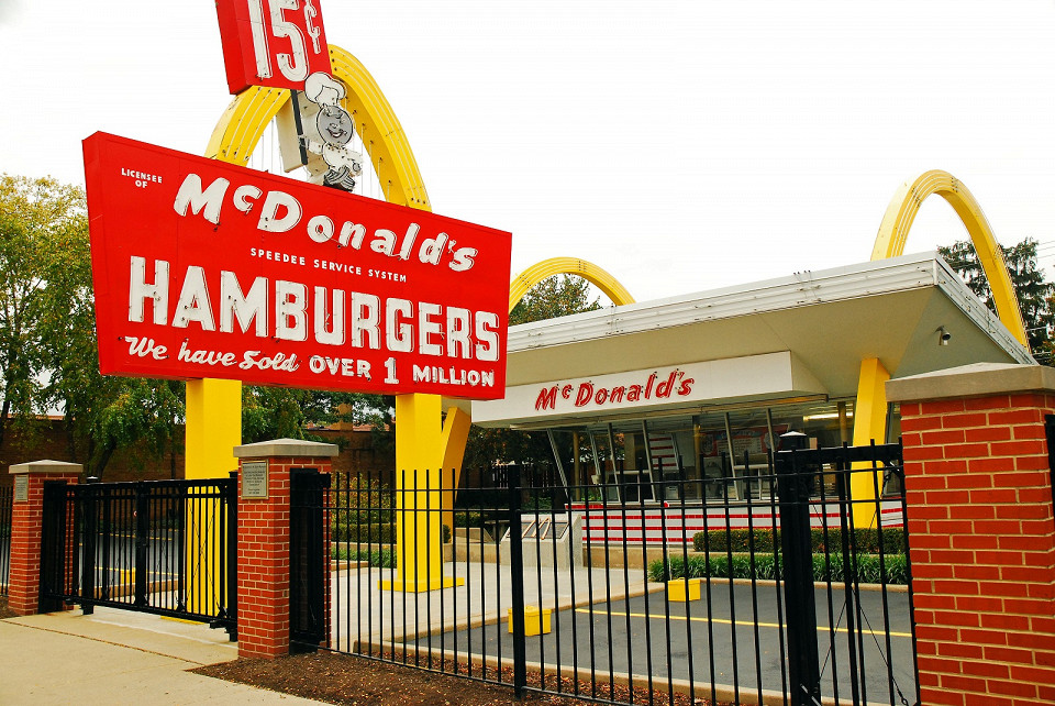 Точная копия первого ресторана McDonald's стоит на своем первоначальном месте, Чикаго