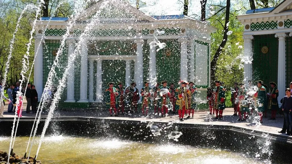 Когда в Петергофе включают фонтаны и как попасть на праздник 1