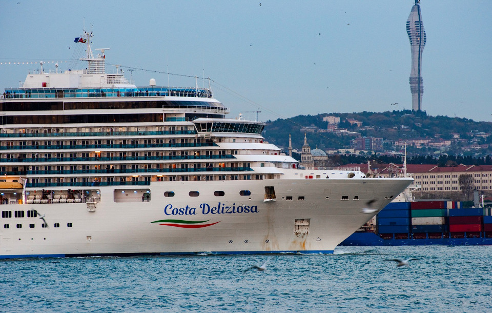 Круизный лайнер Costa Deliziosa в Стамбуле, Турция