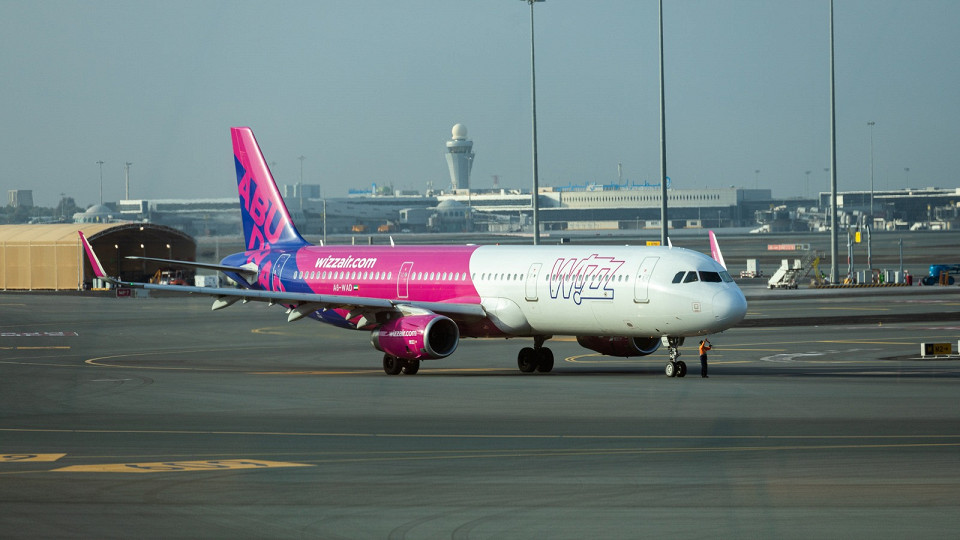 Самолет Wizz Air в аэропорту Абу-Даби, ОАЭ