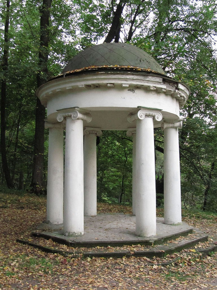 Горки Ленинские, южная беседка