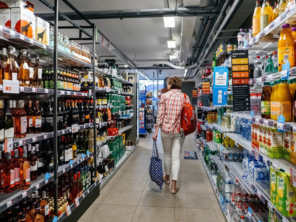 Внутри большого интерьера магазина Albert Heijn, Голландия