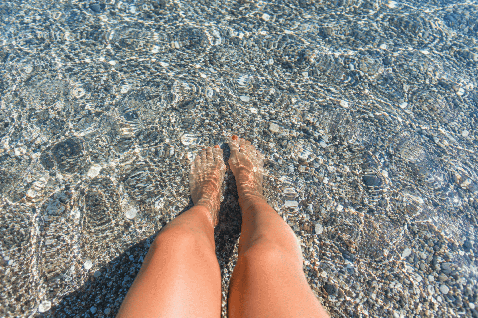Море, ноги в прозрачной воде