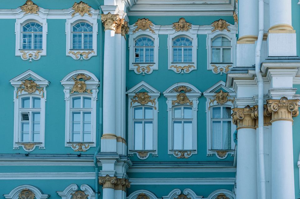 Крупный план фасада Зимнего дворца