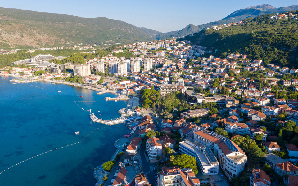 Игало, Черногория, прибрежный город в Бока-Которской бухте на берегу Адриатического моря