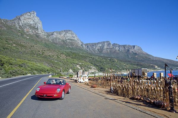 Дорога недалеко от пляжа Camps Bay, Кейптаун