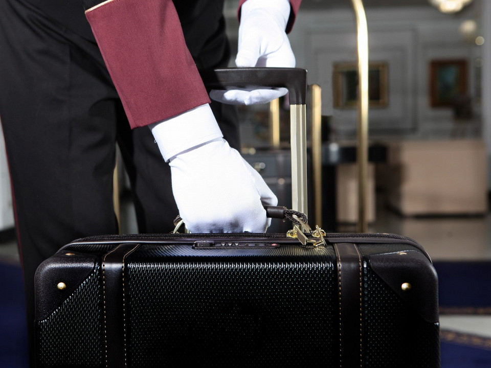 Кто открывает двери в гостинице 2