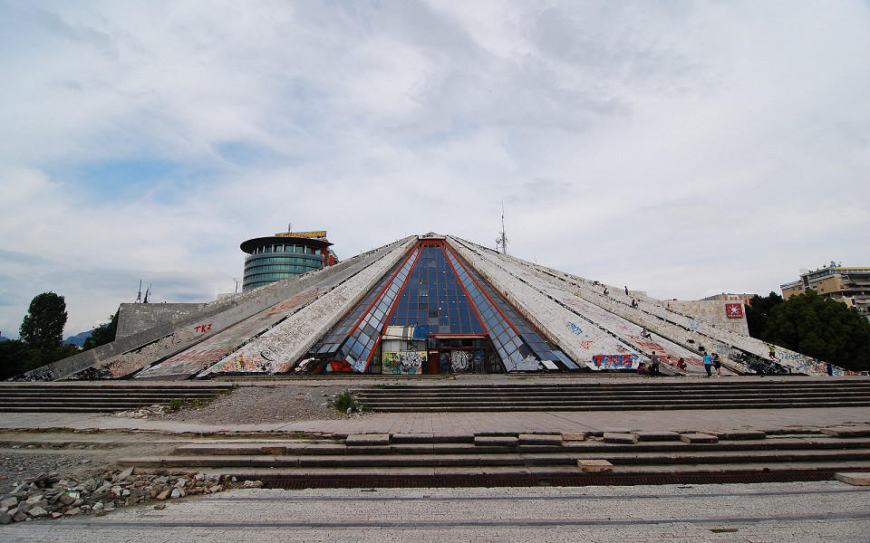 Пирамида в Тиране, Албания