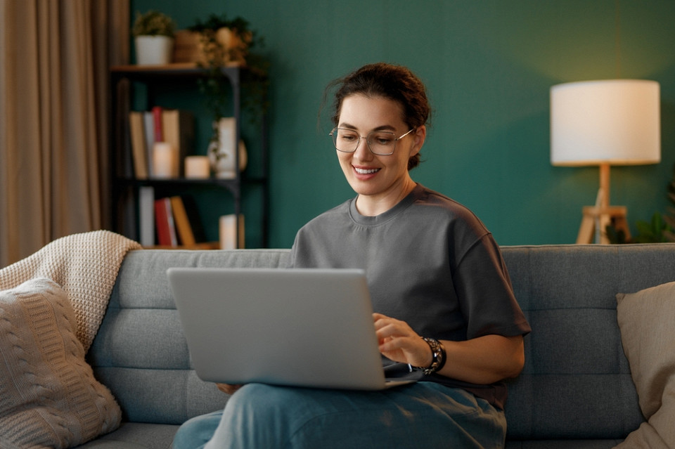 Девушка за ноутбуком