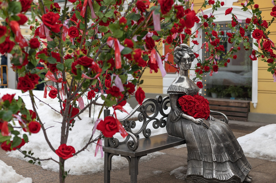 Памятник Любочке, Омск