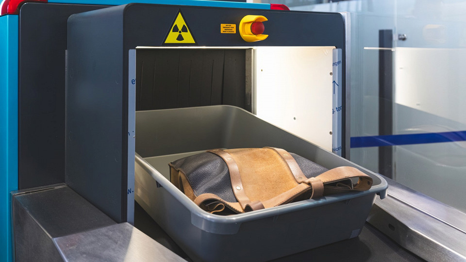 Сумка на предполетном досмотре в аэропорту