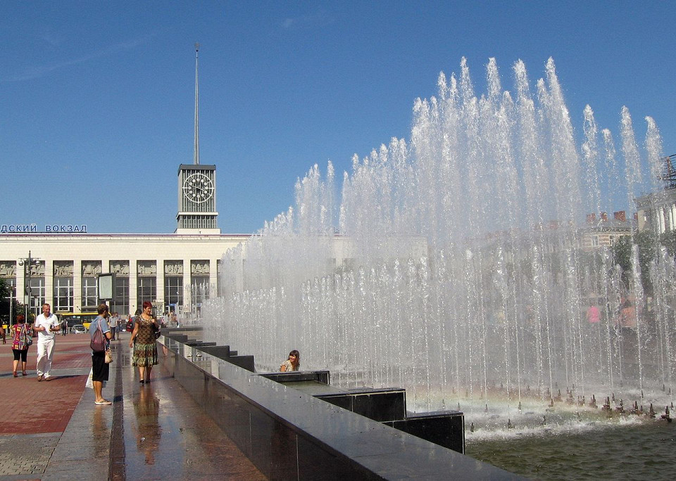Фонтаны у Финляндского вокзала, площадь Ленина в Санкт-Петербурге