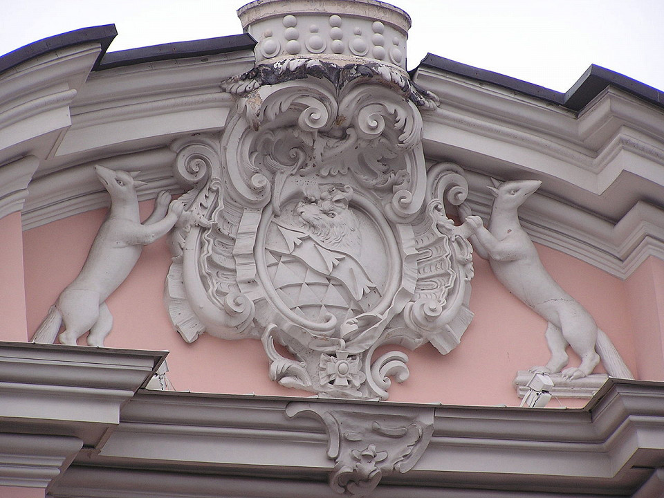 Герб Строгановых на Строгановском дворце