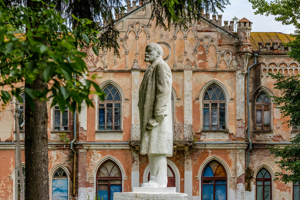 Памятник Ленину на фоне неоготической библиотеки XIX века в усадьбе Авчурино под Калугой