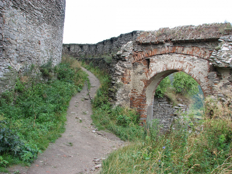 Замок Дева, ворота
