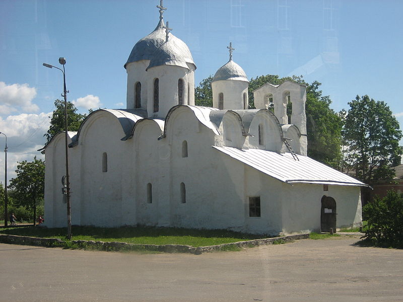 Собор Иоанна Предтечи XII в. Расположен в Пскове на берегу реки Великой