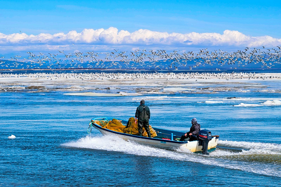 Рыбаки в лодке в Охотском море
