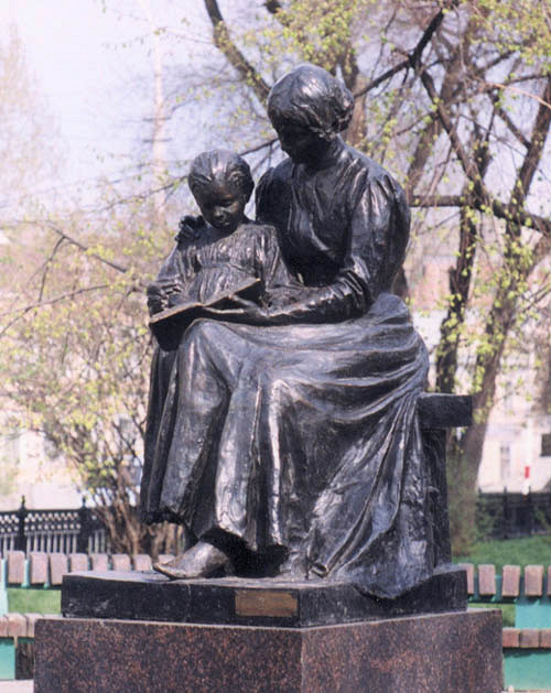 Памятник первой учительнице в Саратове
