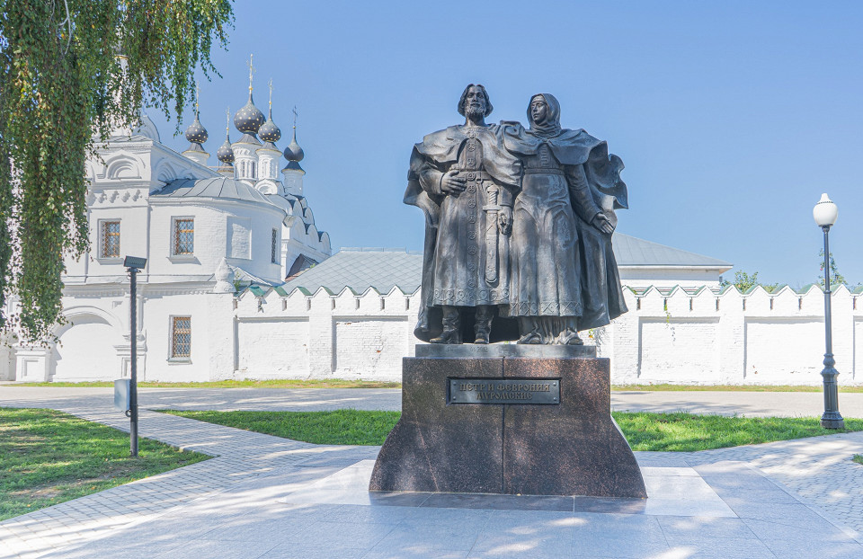 Памятник Петру и Февронии на фоне монастыря, Муром