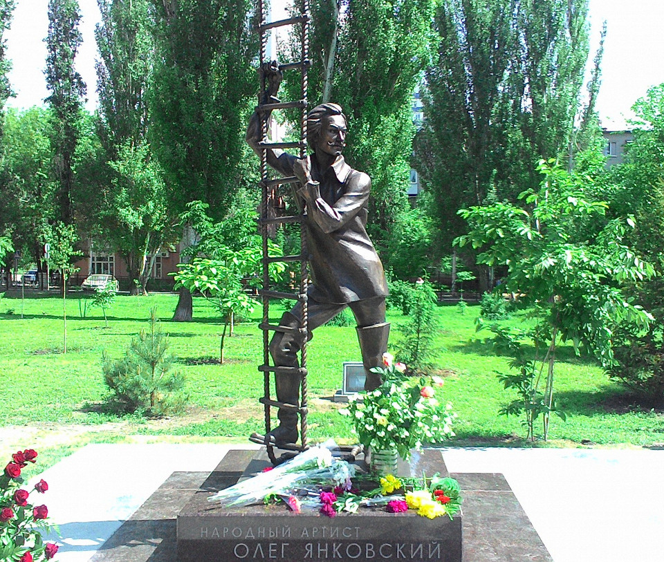 Памятник Олегу Янковскому в сквере у театра