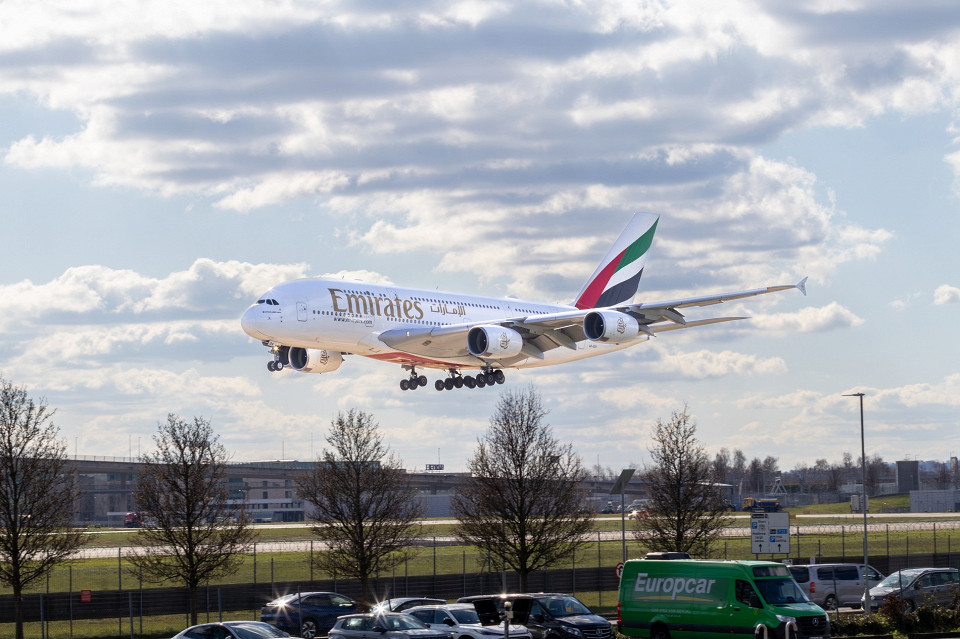 Airbus A380 приземляется