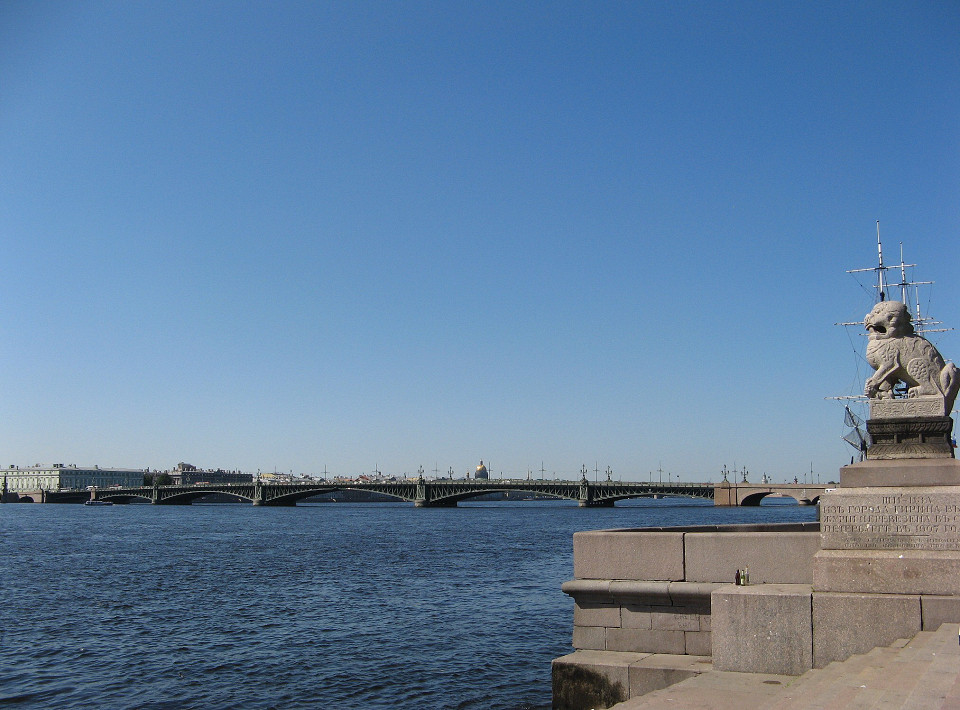 Вид с Петровской Набережной на Неву, Троицкий мост и Китайского стража ши-цза