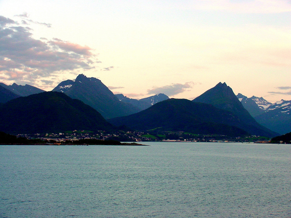 Подплывая к поселку Гейрангер, Гейрангер-фьорд, Норвегия