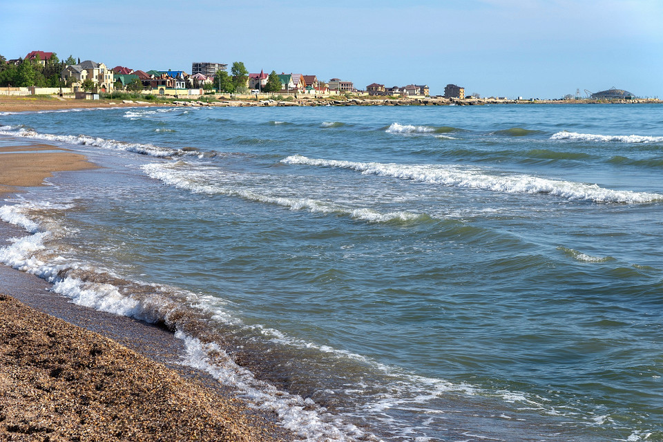Волны Каспийского моря на пляже Дербента