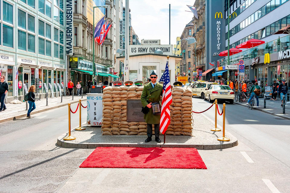 Чекпойнт «Чарли» в Берлине