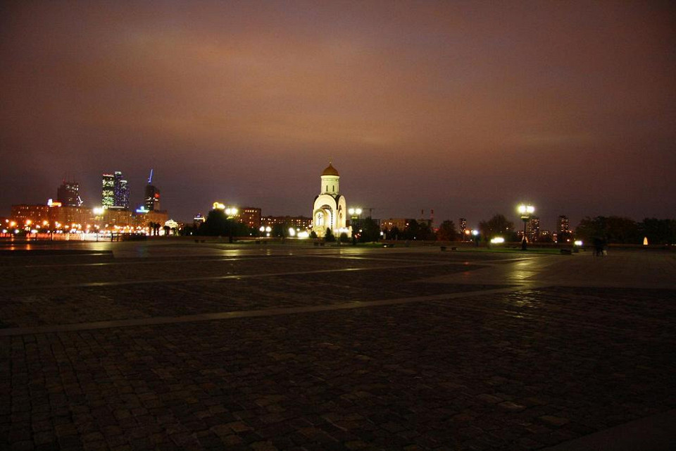 Поклонная гора ночью, Москва