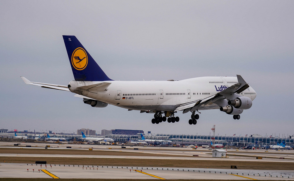 Самолет Lufthansa Boeing 747