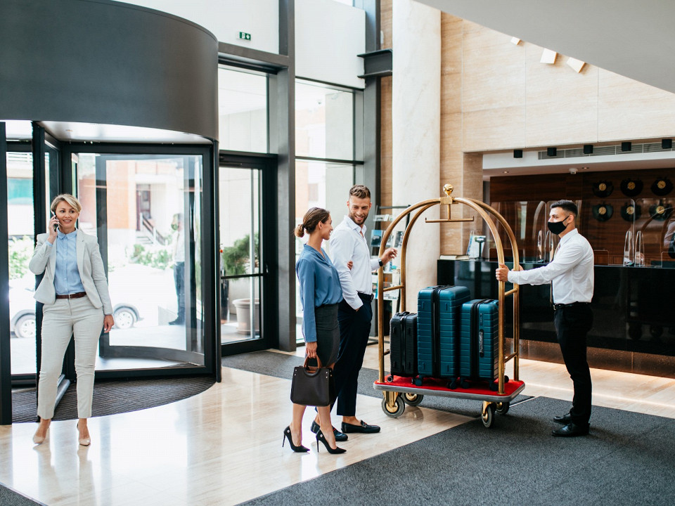 Кто носит чемоданы в отеле 3